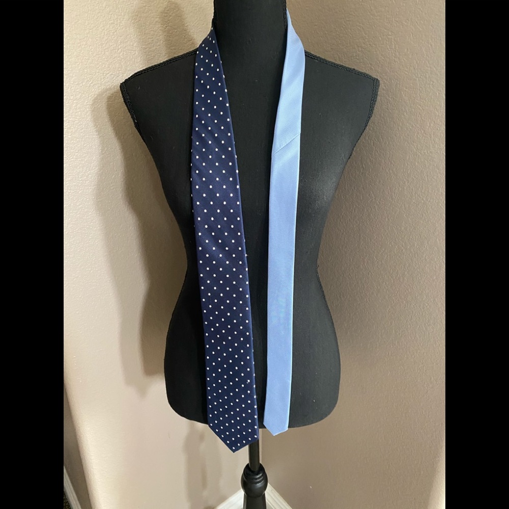 3/$10 Tommy Hilfiger Blue Polka Dot Tie